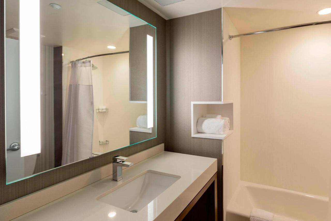 Courtyard by Marriott New York Queens/Fresh Meadows - 3