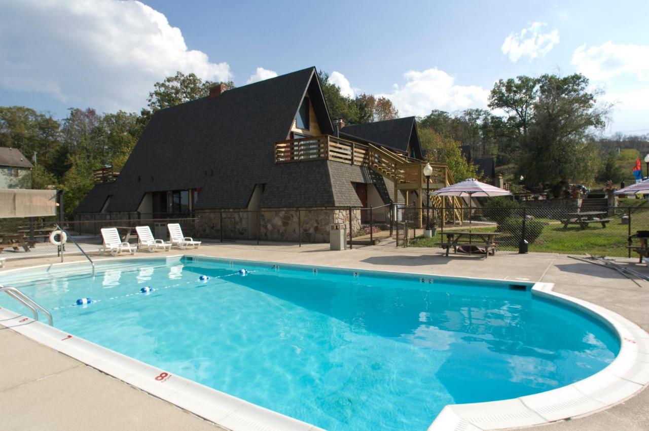 Heated swimming pool: Inn at Deep Creek