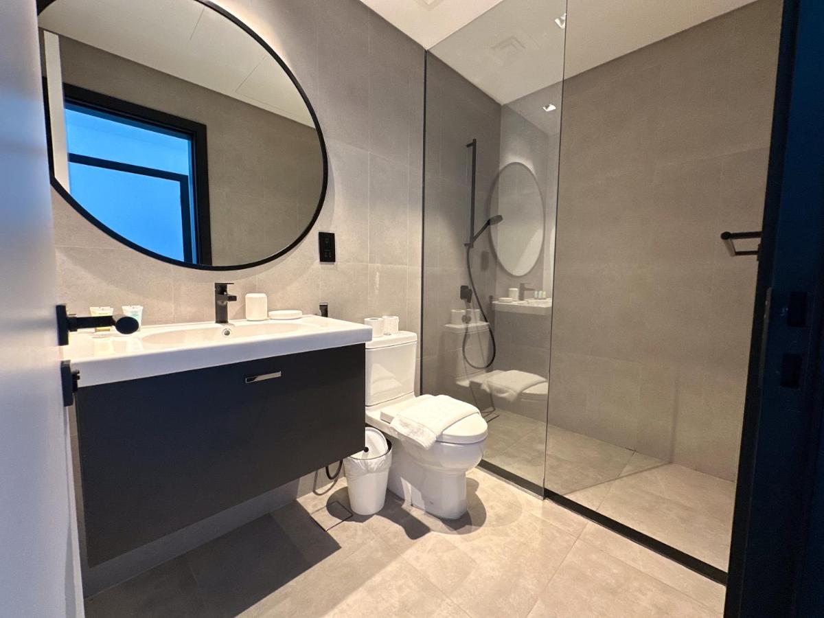 Luxury 1BR in 15 Northside Tower with Canal View 4AB03 - 3