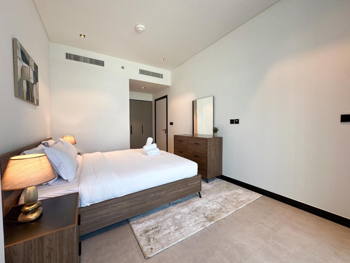 Luxury 1BR in 15 Northside Tower with Canal View 4AB03