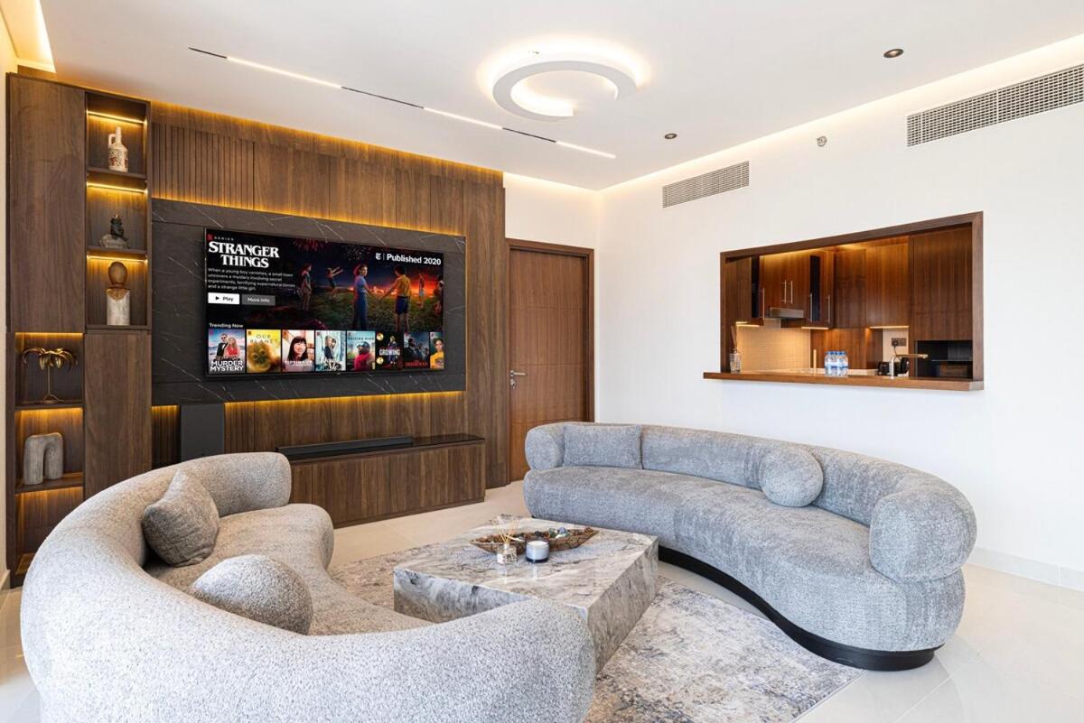 Modern Stylish 2 Bedroom Apartment with Burj Khalifa View - 5