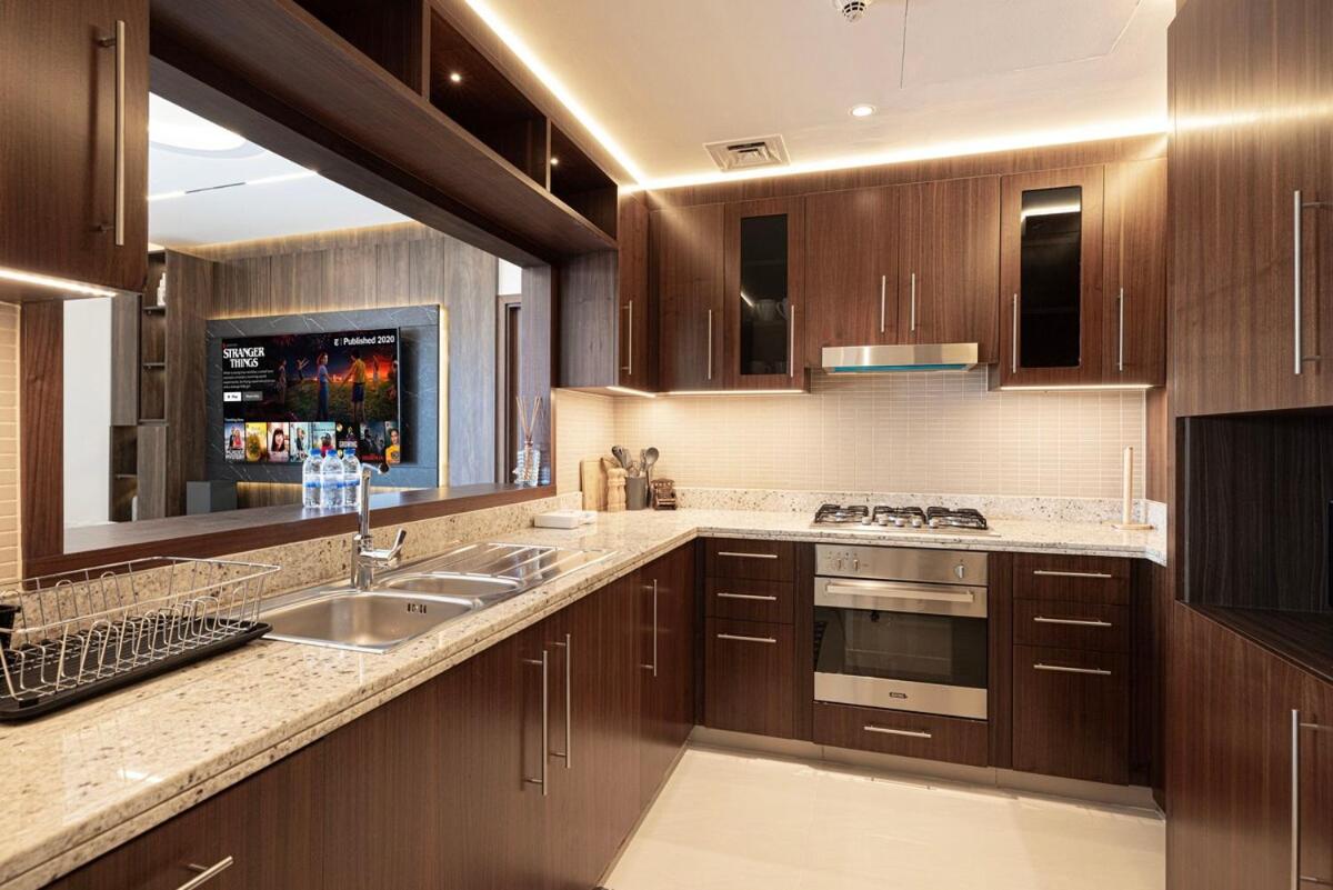 Modern Stylish 2 Bedroom Apartment with Burj Khalifa View - 3