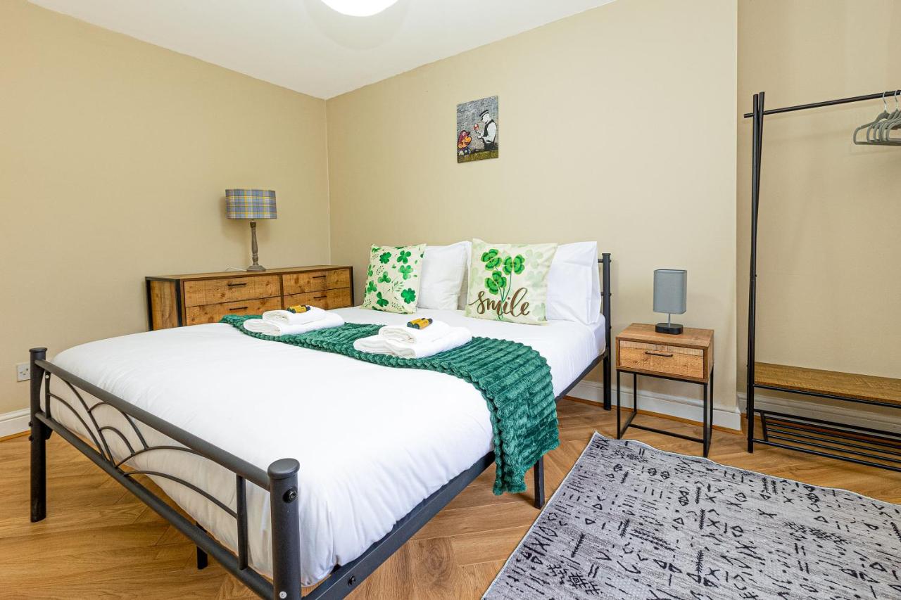 Charming Two Bedroom in Camden - 2