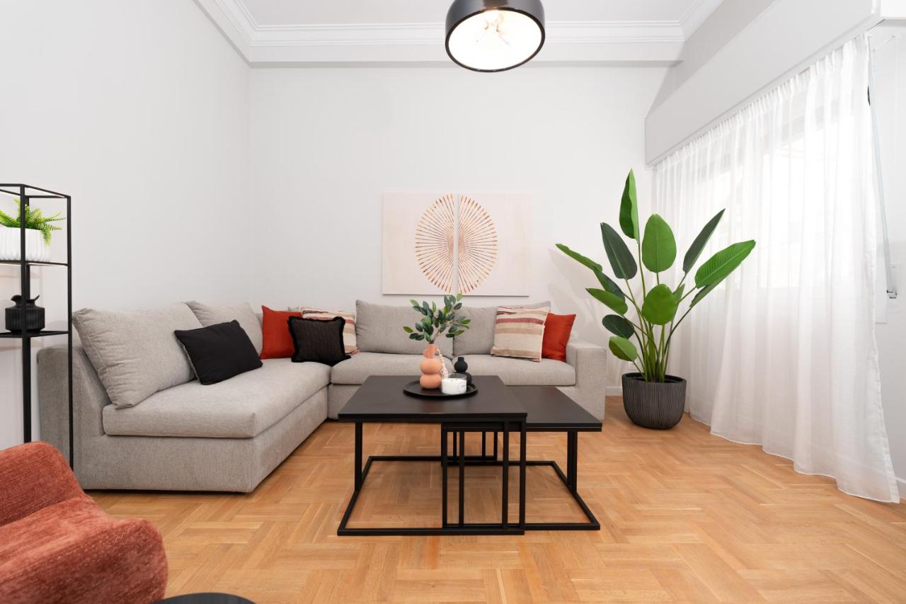 Spacious & Stylish Athens Apartment - Walk to Metro
