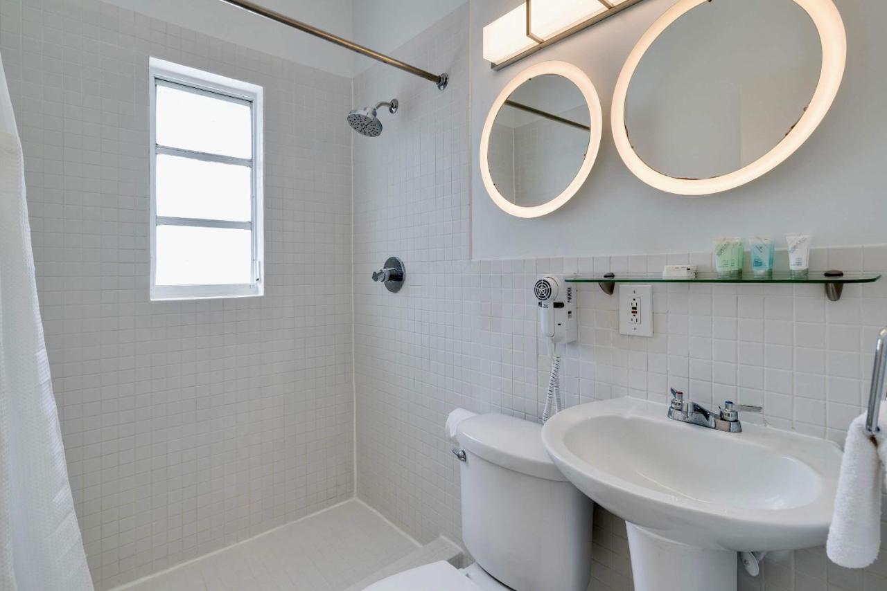 Best location by the Beach ! Free WiFi - TV - All amenities 103 - 3