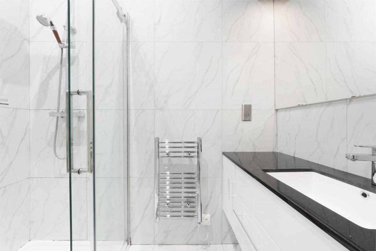 High Ceiling Modern Apartment Heart of Central London - 3