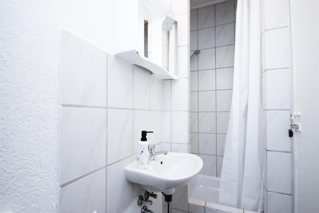 ALFA 2 Zimmer Apartment Stuttgart 2BR TV WIFI WM nahe Daimler l WIFI & SmartTV I 2 Rooms l Bathroom I Kitchen