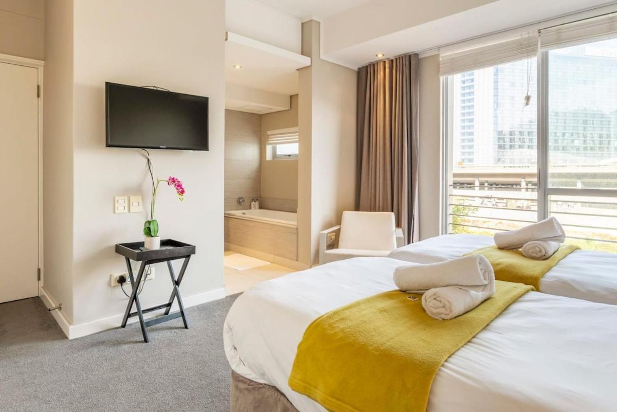 V &A waterfront Canals Aircon Wrap around balcony - 2