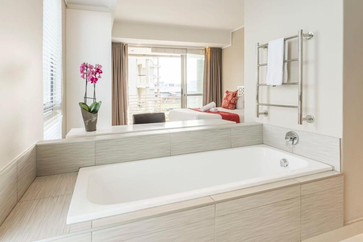 V &A waterfront Canals Aircon Wrap around balcony - 3