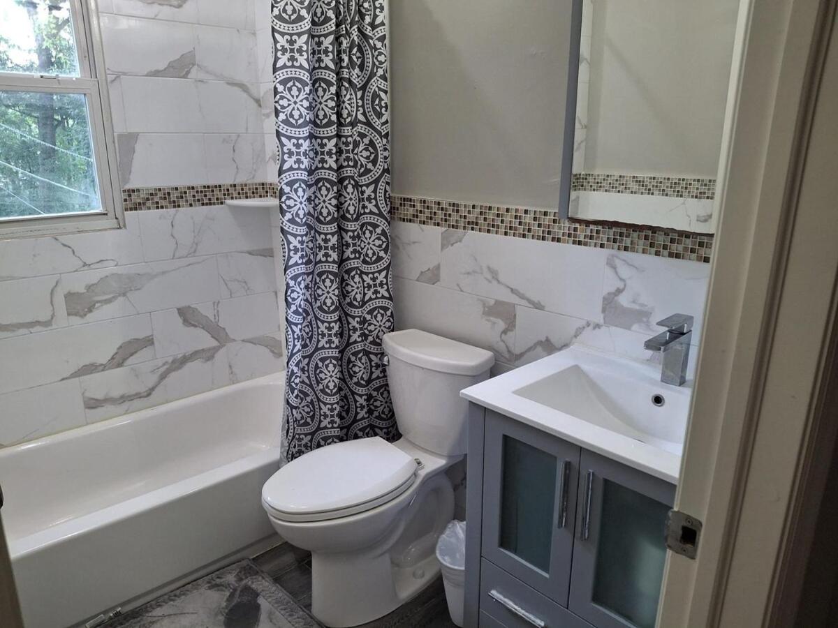 Two-Bedroom Home Private Parking 25 min to NYC - 3