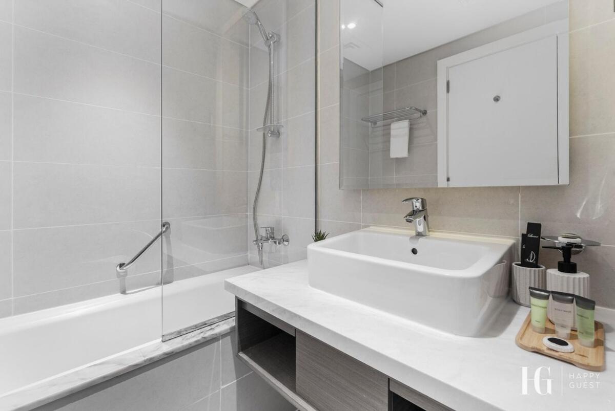 Spacious Studio in Damac Maison Prive Canal Views - 3