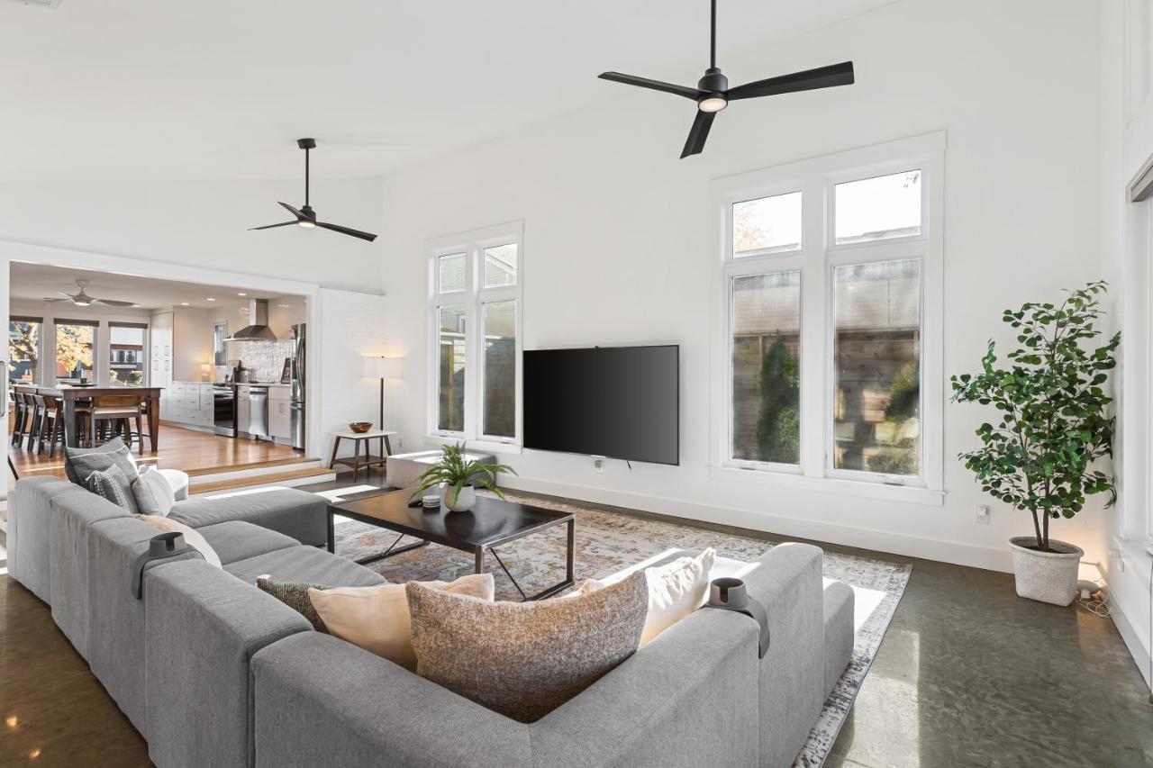 Walk to Restaurants Outdoor Patio with Grill and Fit Pit 1 Mile to Stadium and Downtown - 4