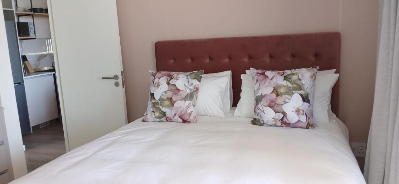 UNIT 503 EIGHTY TWO on MAIN, SEAPOINT - 2