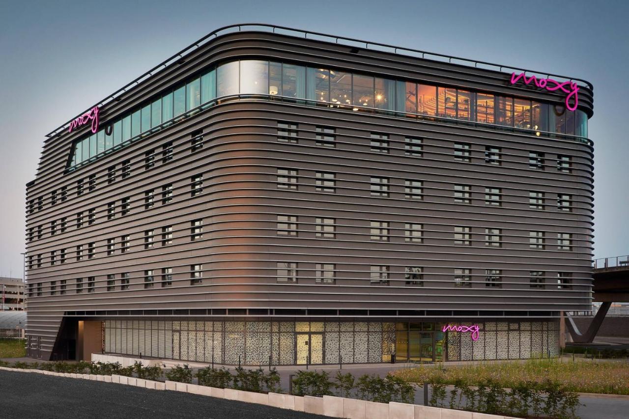 Moxy Cologne Bonn Airport in Koln - Speel door op de terminal: Moderne stijl voor de slimme reiziger.