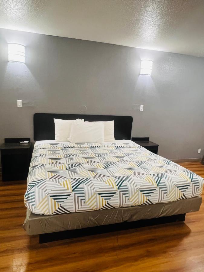 Deluxe Inn — photo 11