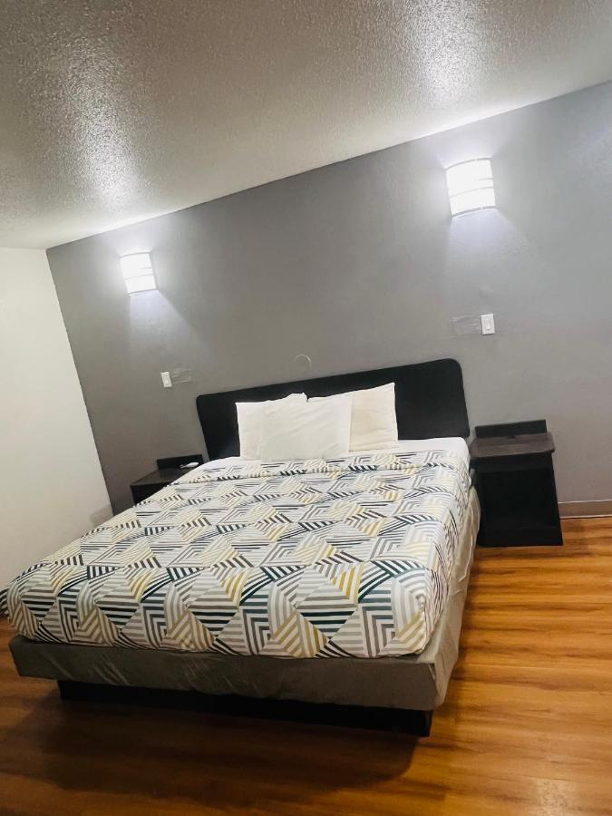 Deluxe Inn — photo 14