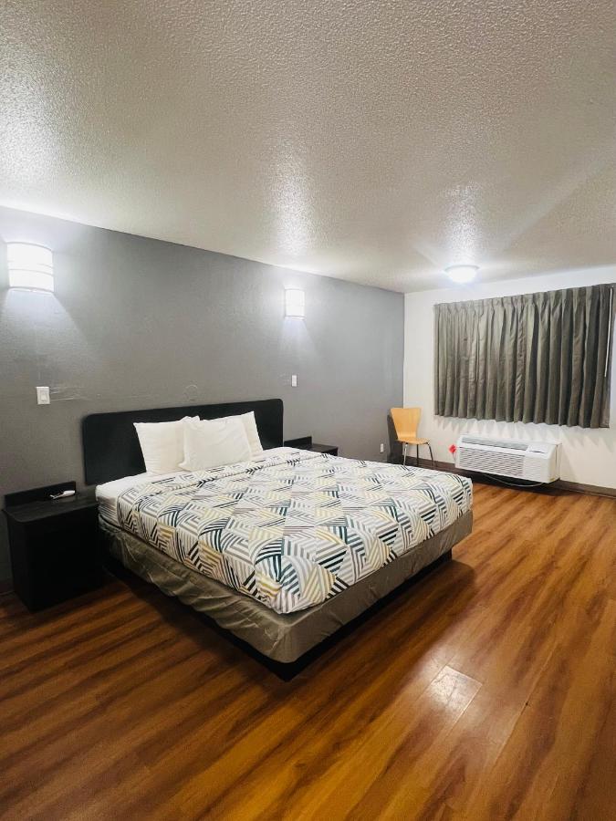 Deluxe Inn — photo 9