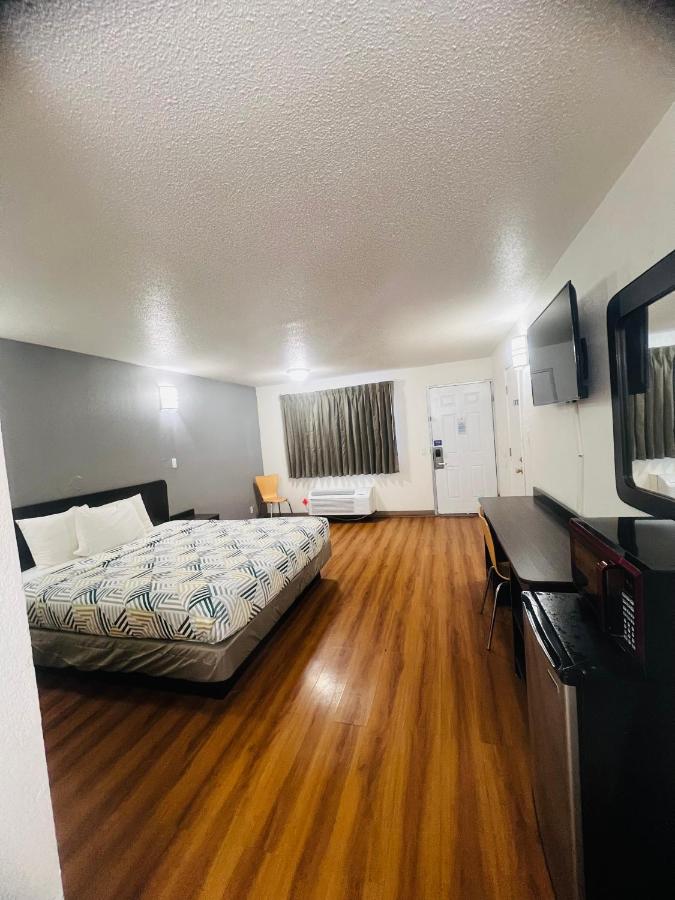 Deluxe Inn — photo 22