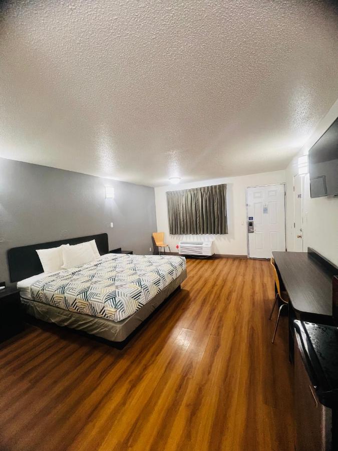 Deluxe Inn — photo 24