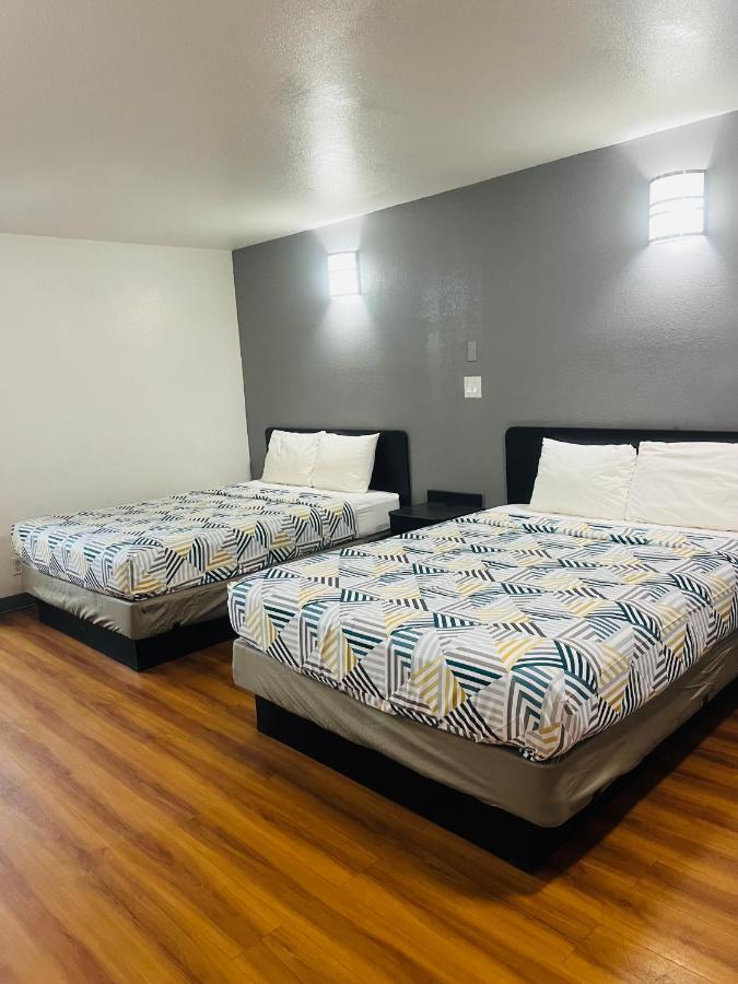 Deluxe Inn — photo 8