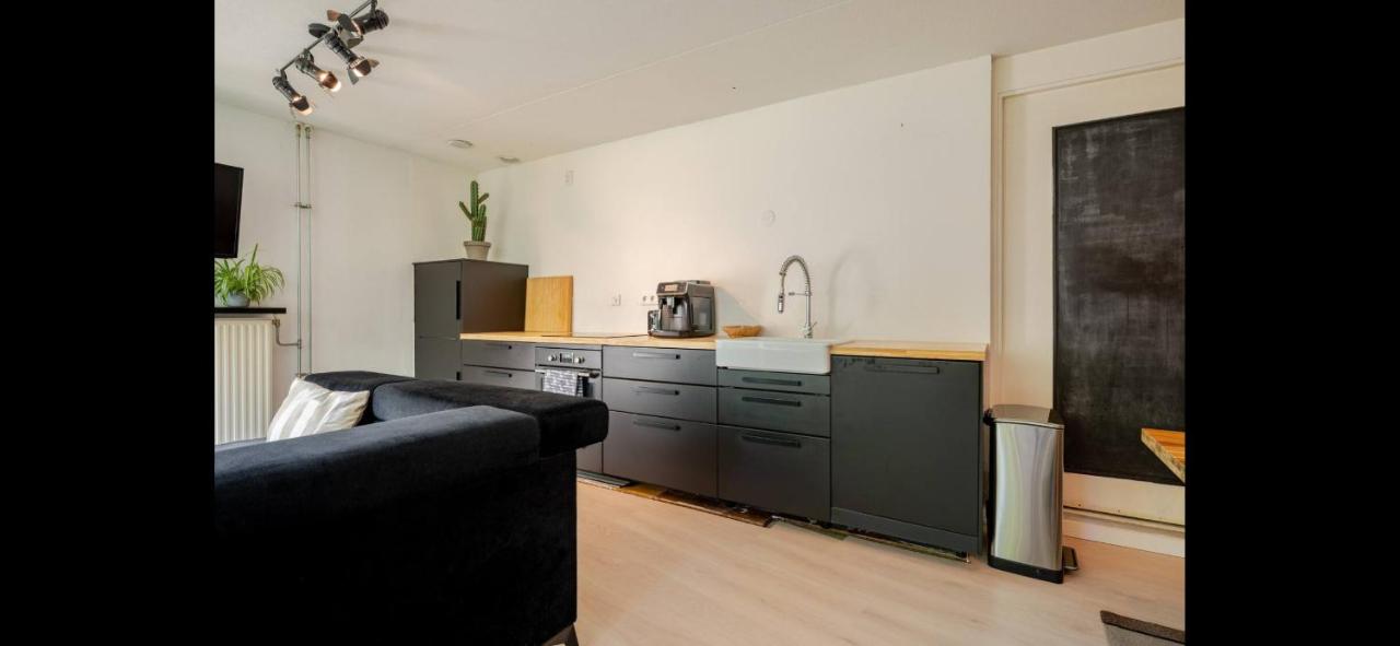 Quiet Garden Room Amsterdam West - by Peter - 3