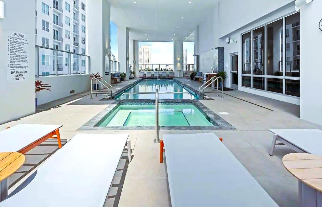 Sky-high1 BR Downtown Miami's heart - Pool & Gym - 3