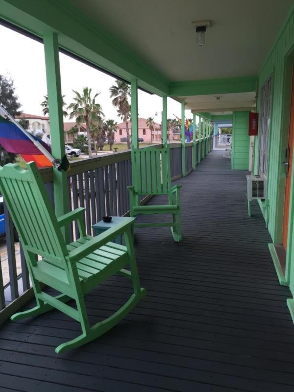 Upper Deck Hotel and Bar - Adults Only — photo 22