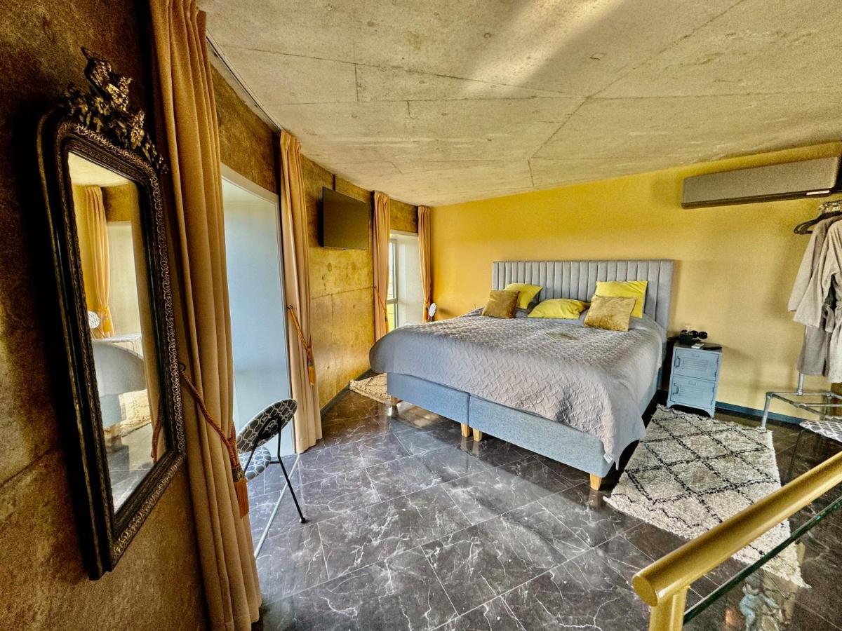 Een bed of bedden in een kamer bij Watertorenhotel WADHOOG