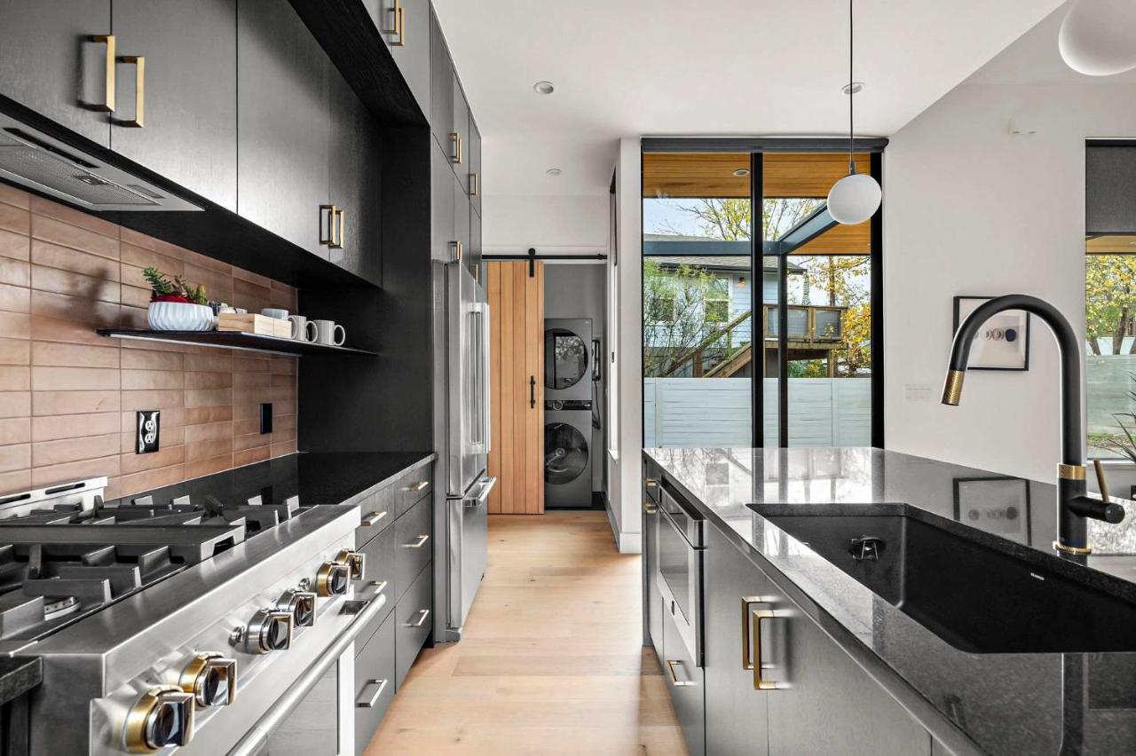 South 1st St Hideaway - 2 bedroom - DT ATX - 4