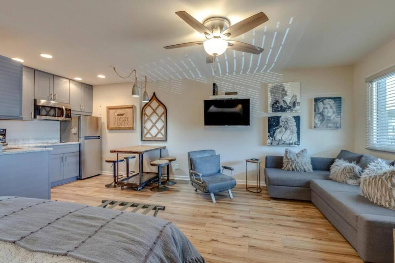 Urban Hideaway Cozy Studio with Pool Access - 4