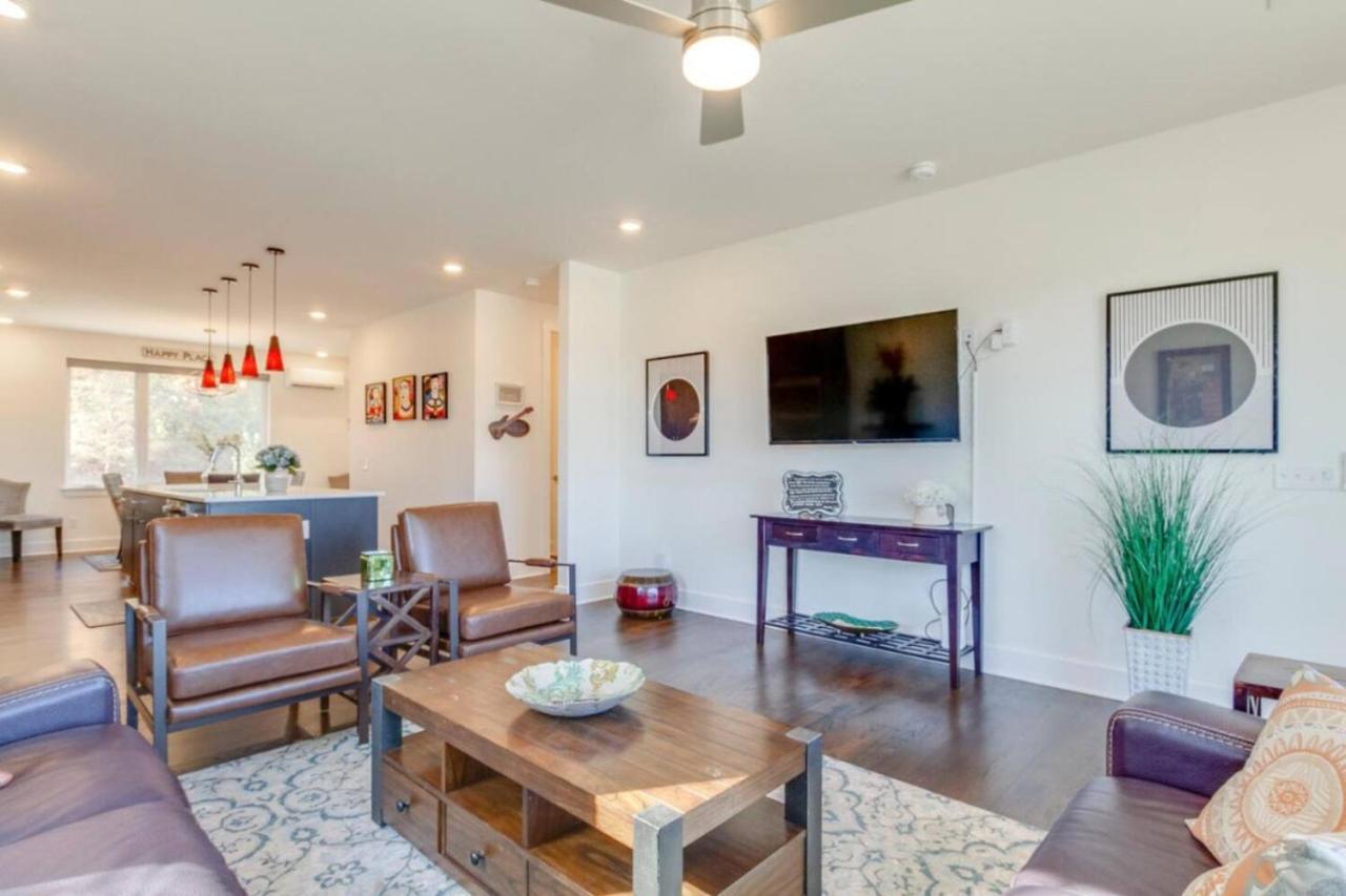 Sleek Large Retreat 9 Beds Modern Kitchen - 5