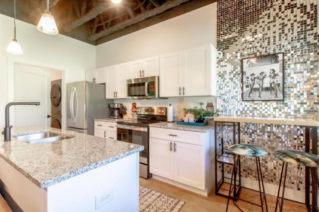 Vibrant Studio Retreat - South Nashville - 3