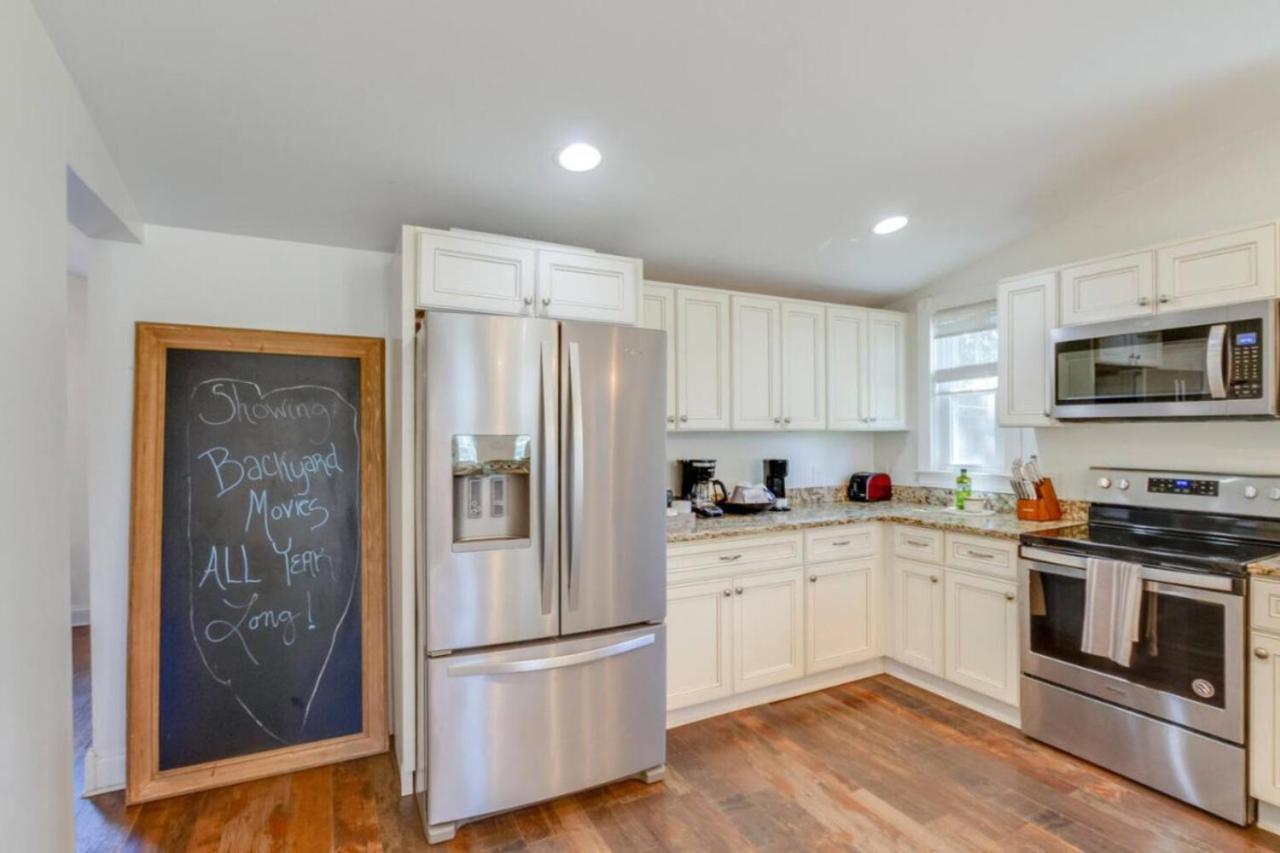 East Nash Enclave Movie Room Private Yard - 3