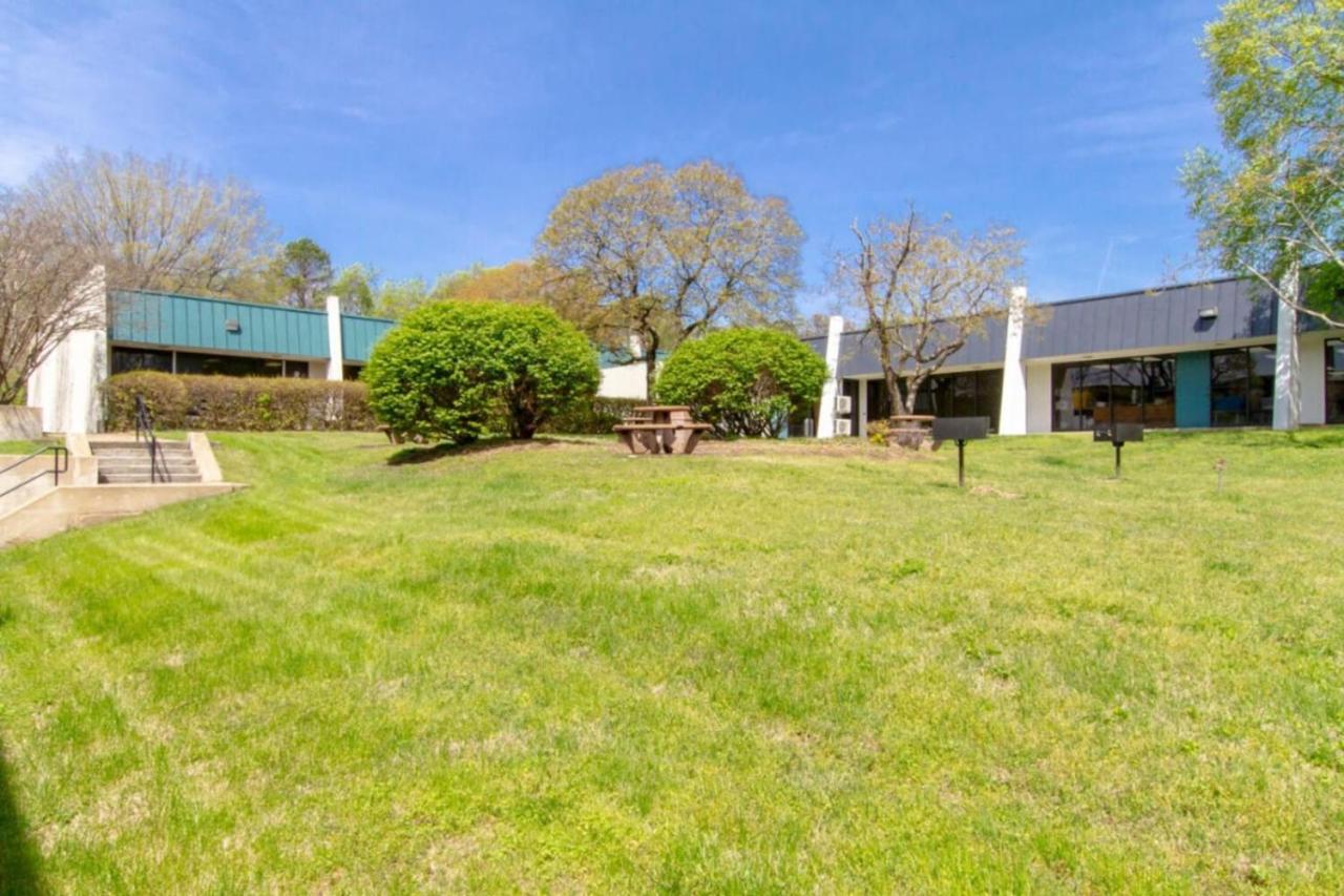 Vibrant Studio Retreat - South Nashville - 2