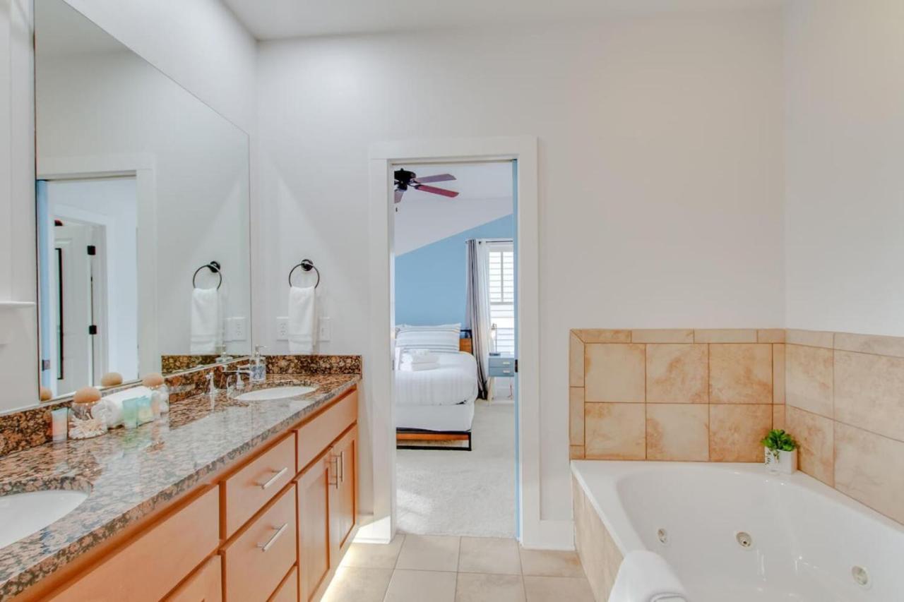 Vibrant Trendy Two Bedroom Home Near Marathon Village - 3