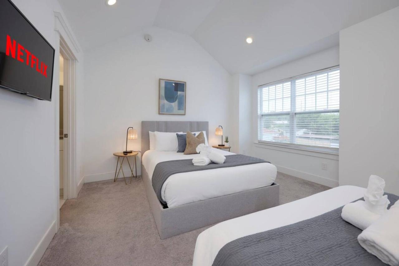 Two Elegant Townhomes Perfect for Large Groups - 4