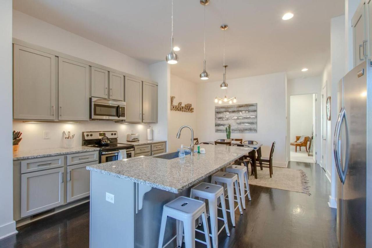 Spacious and Sleek Amazing Location Patio Space - 4