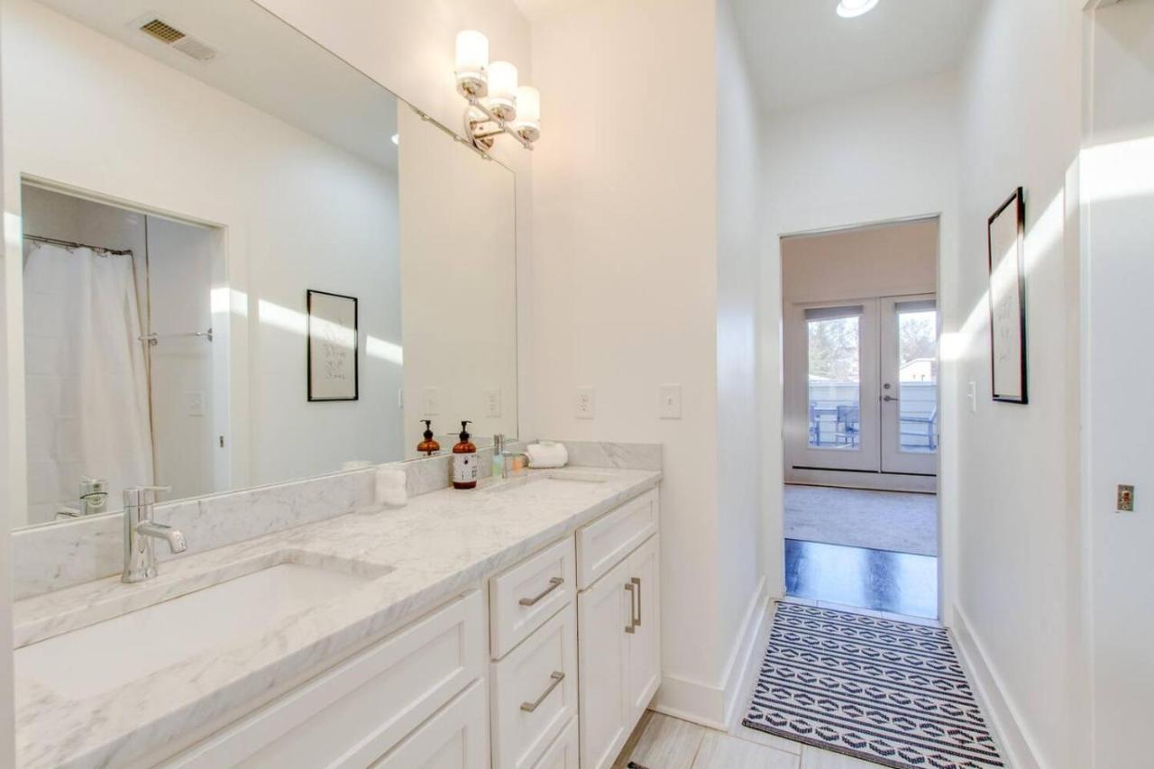 Spacious and Sleek Amazing Location Patio Space - 3