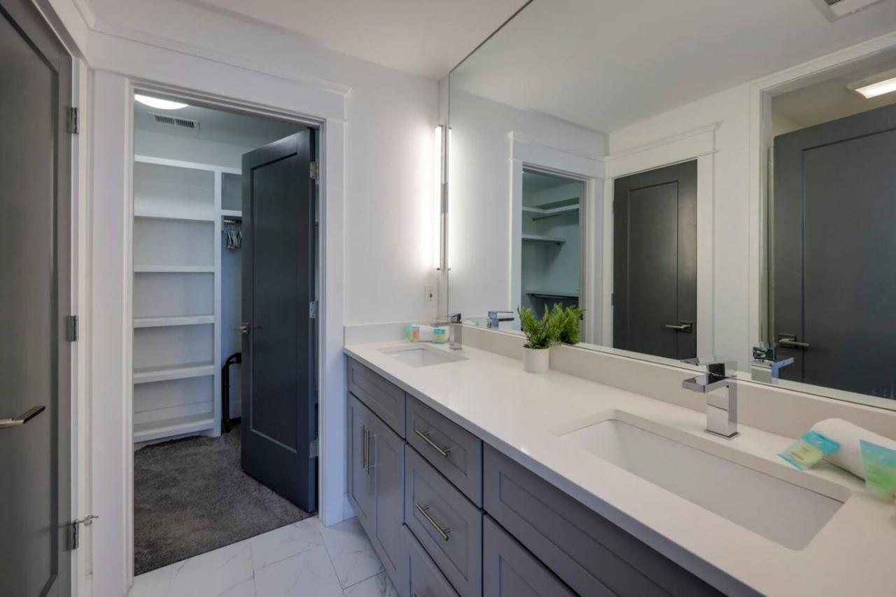 Ten Minutes to Broadway Stunning Townhome - 3