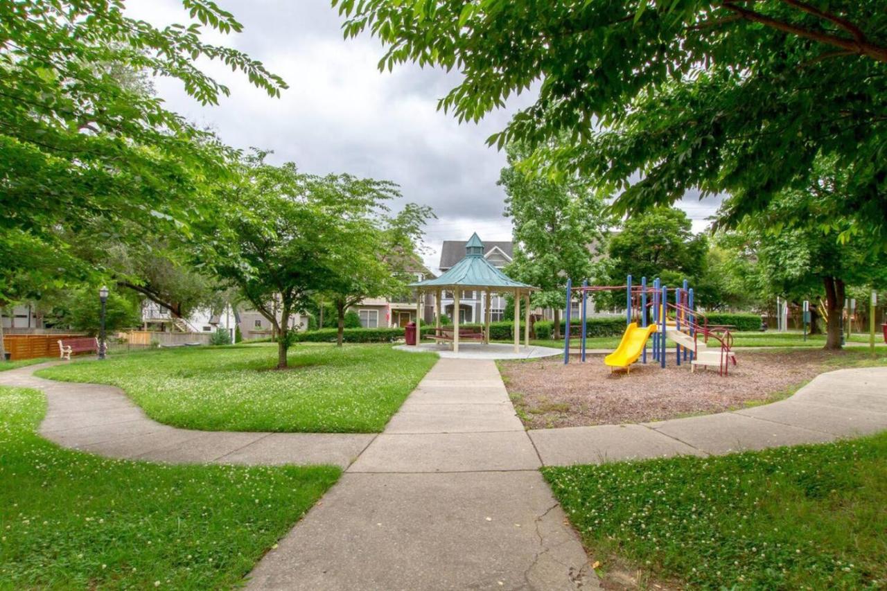 Metropolitan City Home Huge Private Backyard - 5