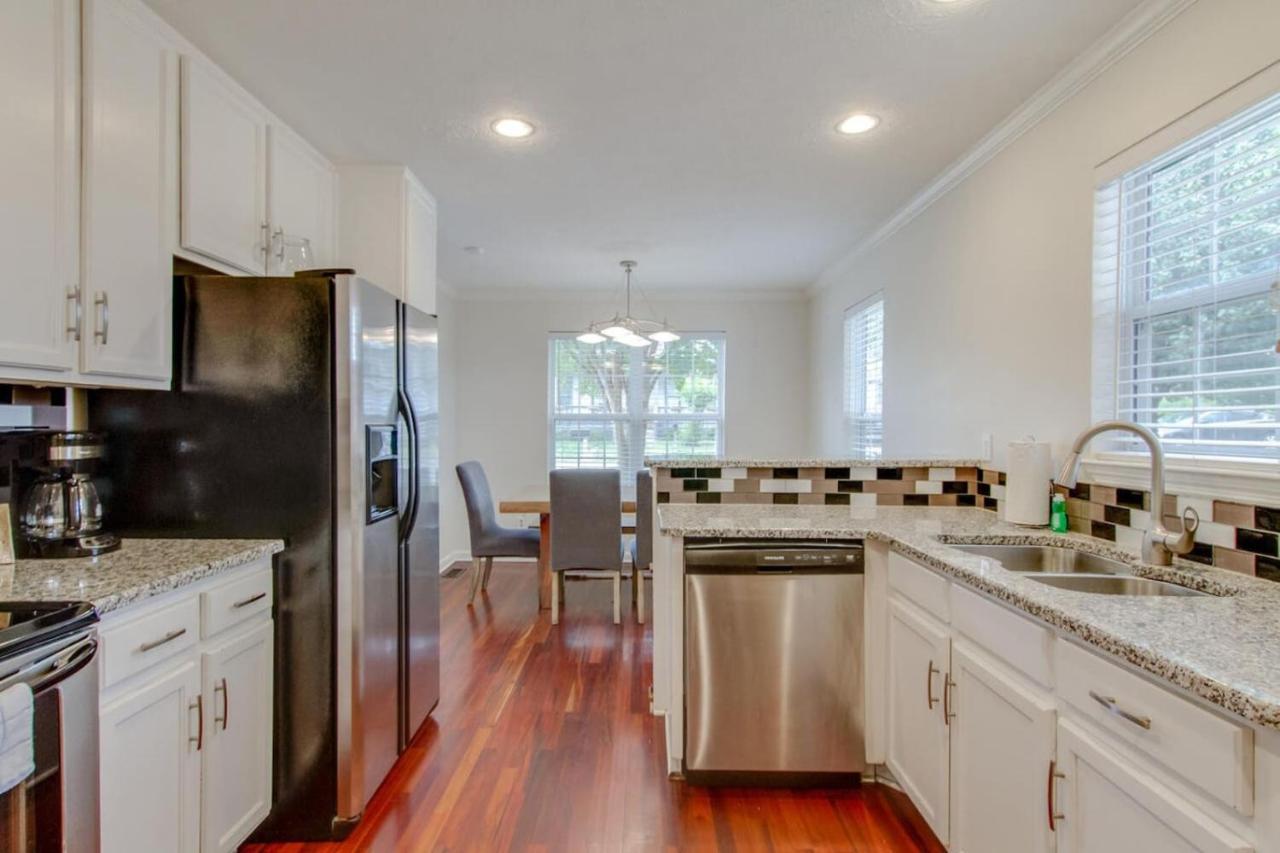 Metropolitan City Home Huge Private Backyard - 4