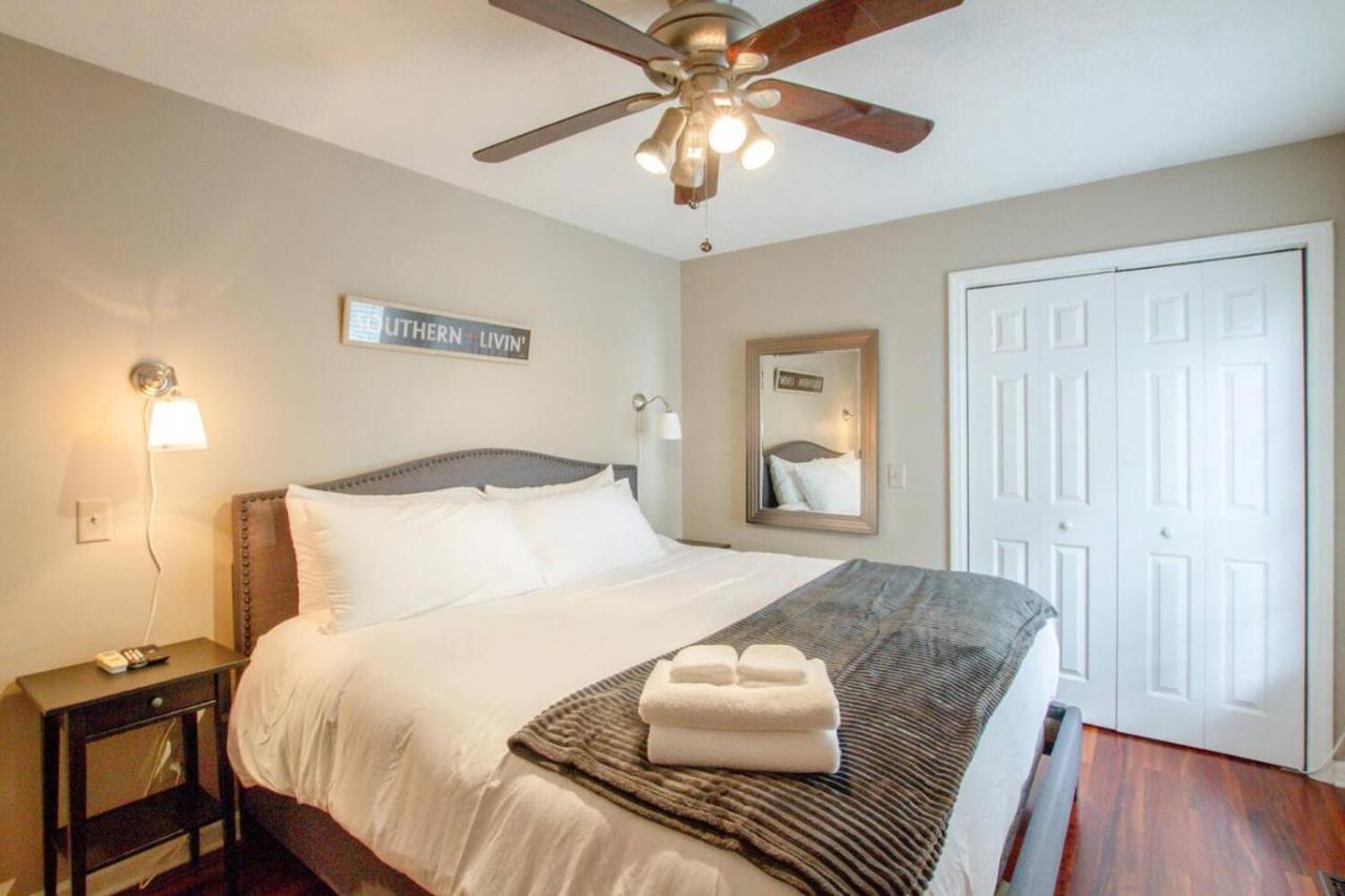 Metropolitan City Home Huge Private Backyard - 2