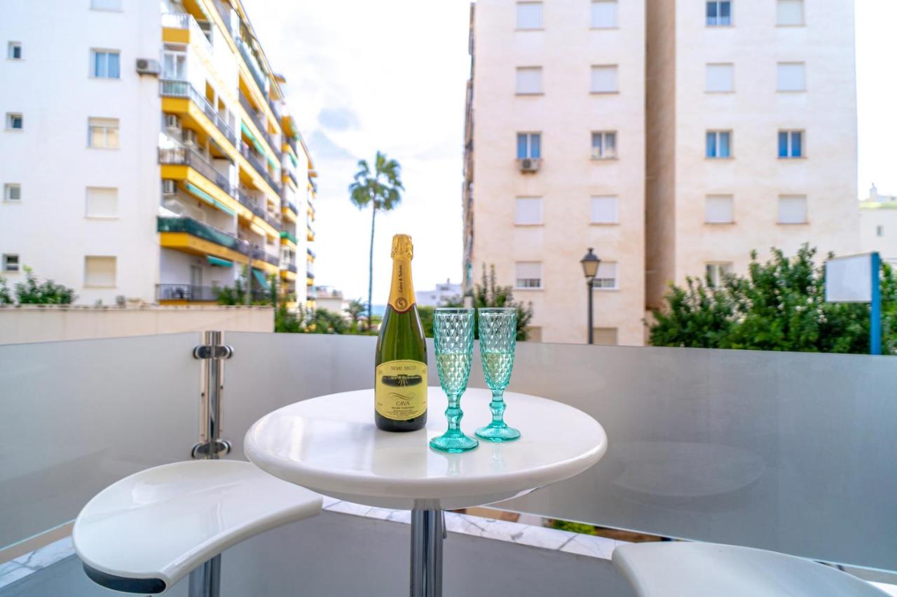 Mesa en el balcón de Gold Horizon con cava y copas