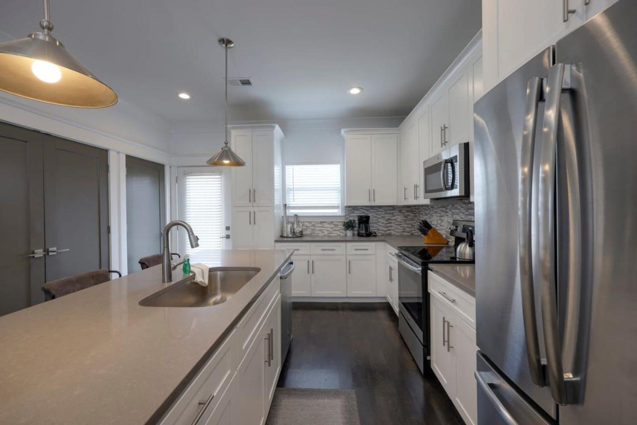 Ten Minutes to Broadway Spacious Townhouse - 2