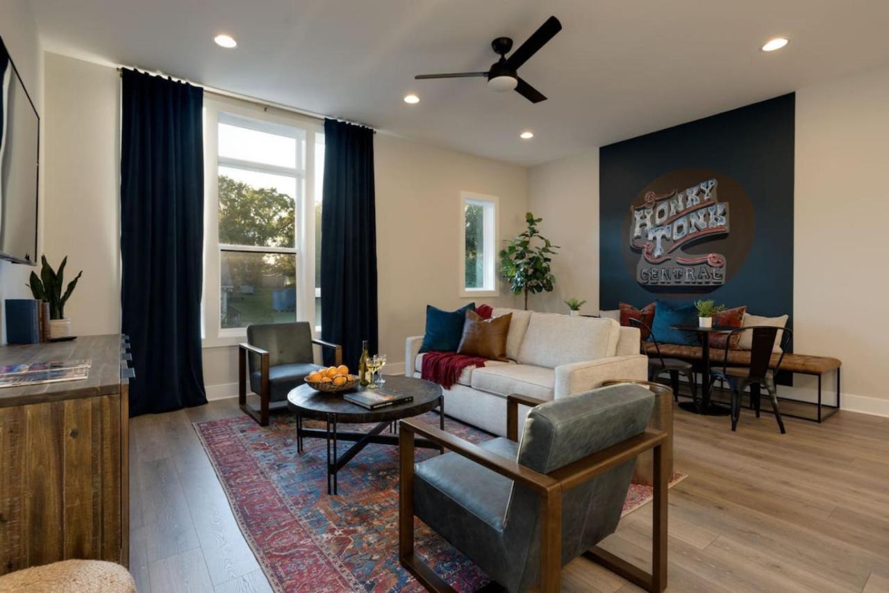 Large Royal Townhome Beautiful Design and Rooftop - 2