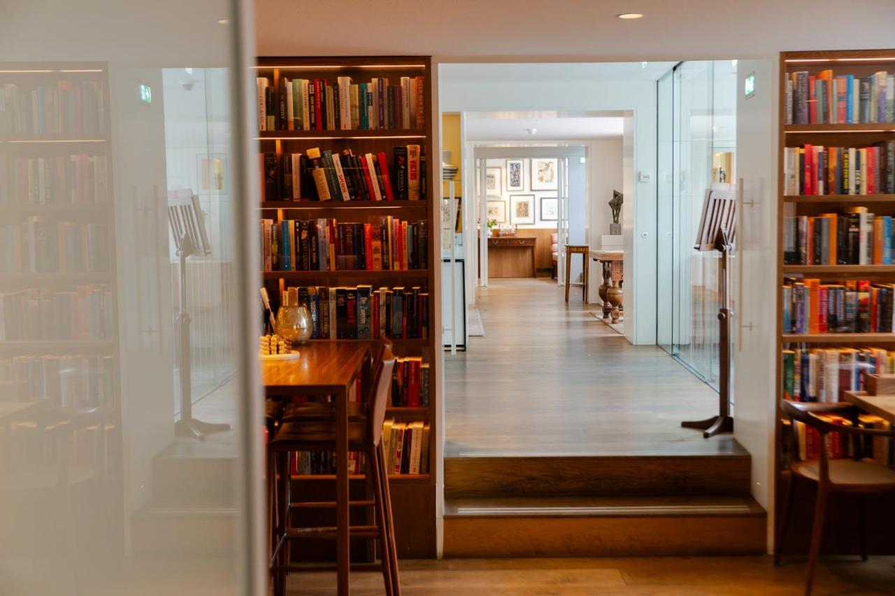 De bibliotheek in het hotel