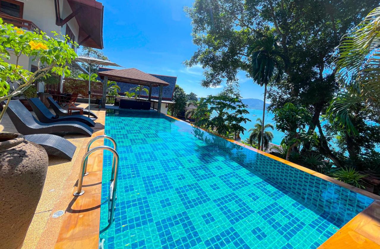 Aoyon Beach, a 5-bedroom Thai-style villa with stunning sea views, 50 meters direct beach access, free maid,