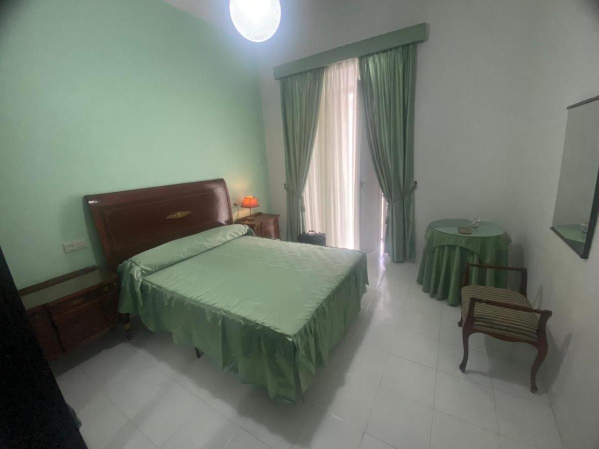 Preciosas habitaciones dobles con aire acondicionado y terraza en zona Capuchinos cerca del centro de Málaga