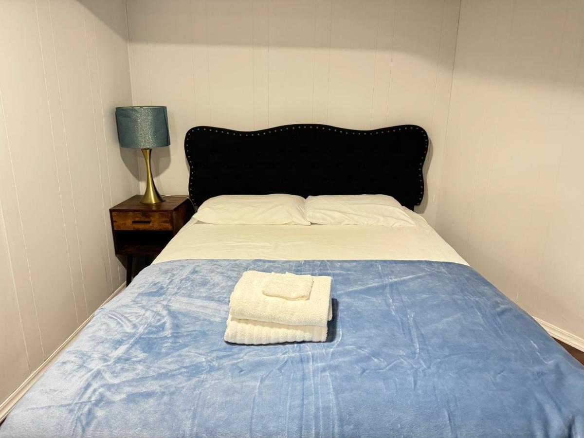 Cozy 1 bedroom close to NYC with private bar - 2