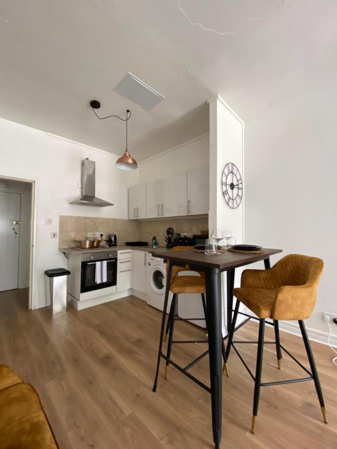 Premium studio flat in Zone 1 - 4